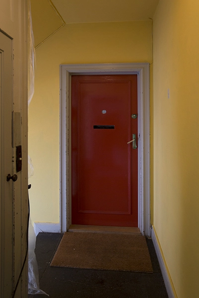 Det Grønne Funkishus Trapperummet mod Guldborgvej er under renovering og bliver ført tilbage til de oprindelige sorte, røde og gule farver.