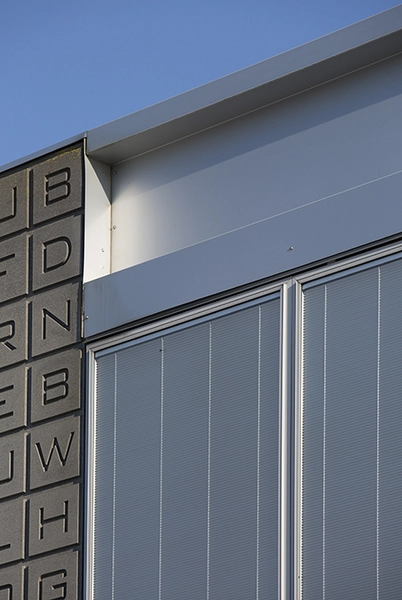 Aller Tryk Detalje af vinduesparti i byggeriets vestlige ende