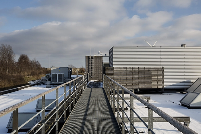 Aller Tryk Bro mellem den vestlige og østlige tagterrasse