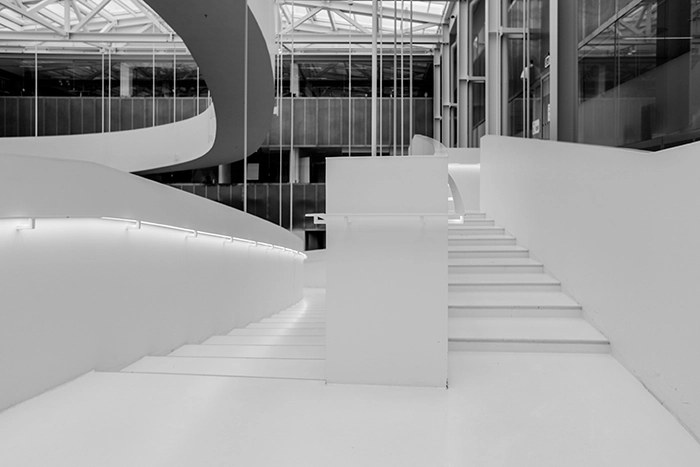 Atrium i Teknikerbyen Rampen deler sig ved indgangspartier til kontorlokaler