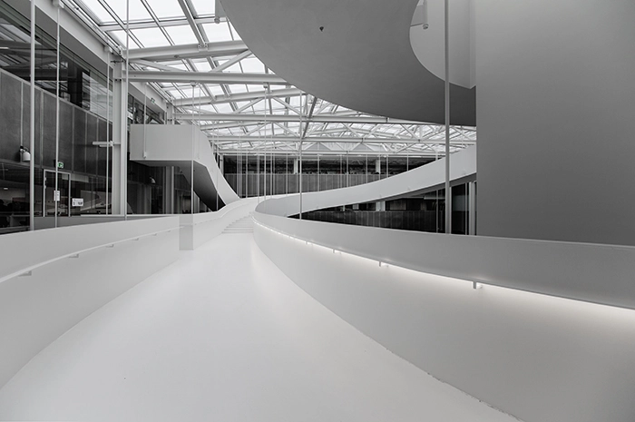 Atrium i Teknikerbyen Dele af rampen flader ud og er uden trapper