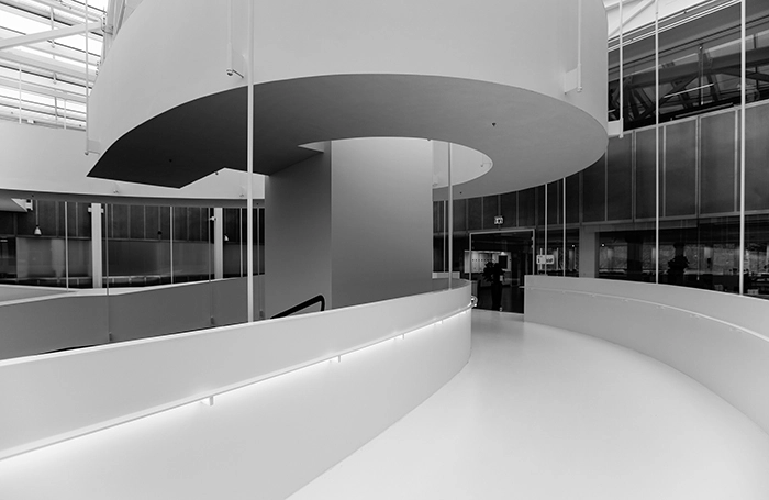 Atrium i Teknikerbyen Rampen slynger sig omkring elevatortårnet i atriets nordlige ende