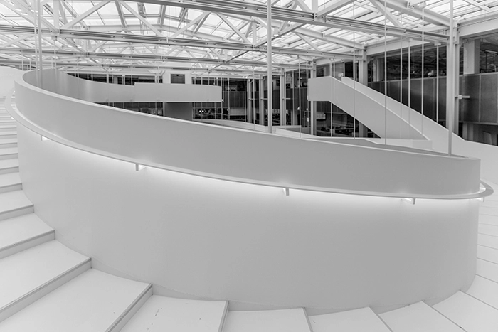 Atrium i Teknikerbyen Rampen slynger sig organisk gennem atriet