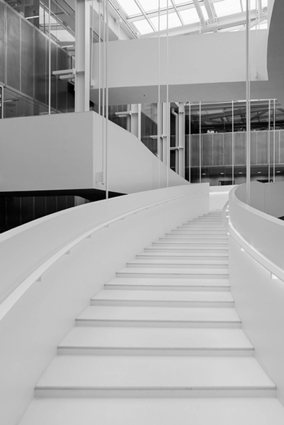 Atrium i Teknikerbyen Rampe og adgangspartier til kontorlokaler