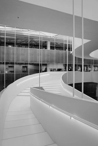 Atrium i Teknikerbyen Rampen svæver i stålkabler der er fastgjort i loftskonstruktionen