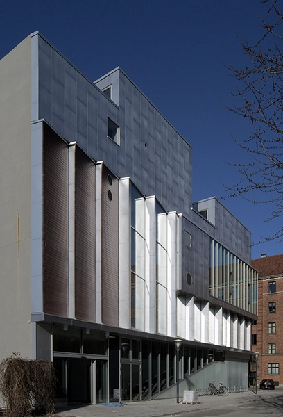 Sundbyøsterhal 2 Østlig facade med indgangsparti til sportshallen og lejligheder