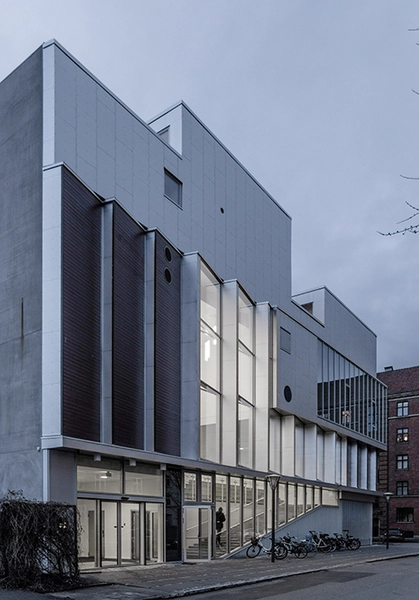 Sundbyøsterhal 2 Østlig facade med indgangsparti til sportshallen og lejligheder