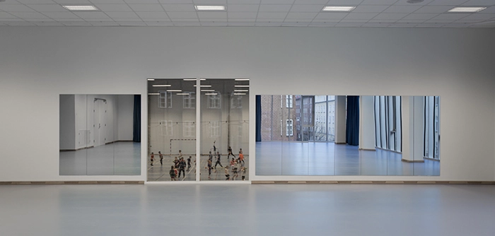 Sundbyøsterhal 2 Interiør fra aktivitetsrum med vindue mod sportshal