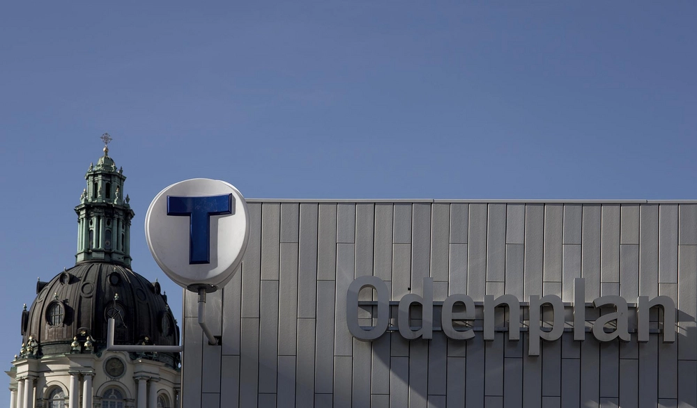 Odenplan Station Facaden med det ikoniske T-bana skilt