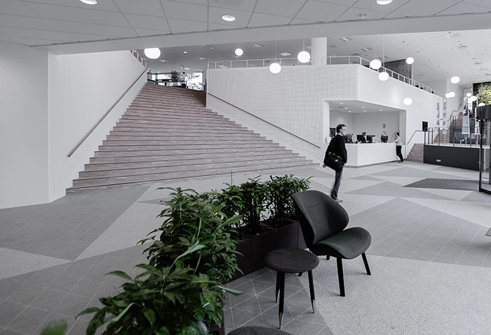 Gladsaxe Company House Ankomst til huset med trappe til kantine-område