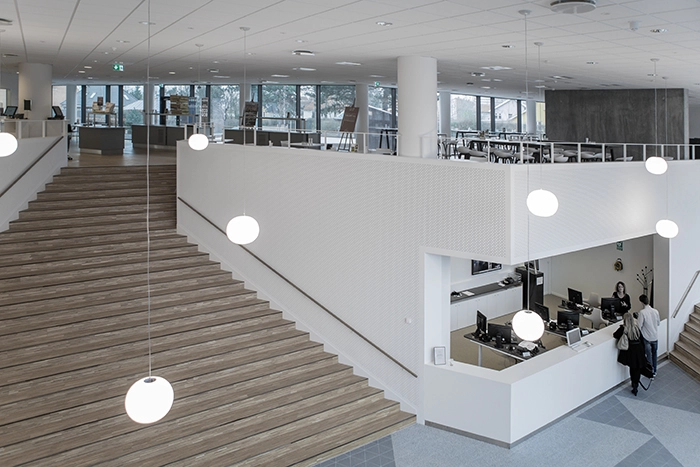 Gladsaxe Company House Ankomst til huset med trappe til kantine-område