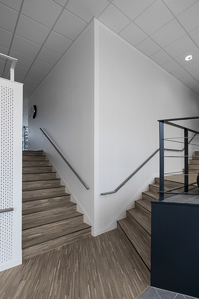 Gladsaxe Company House Fra mødeområde i stueetagen med trappe til kantinen