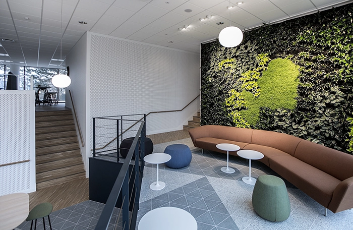 Gladsaxe Company House Mødeområde i stueetagen med levende endevæg