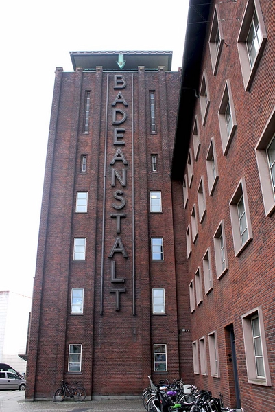 Badeanstalten Spanien Tårnet med det irrede tag og neonskilt