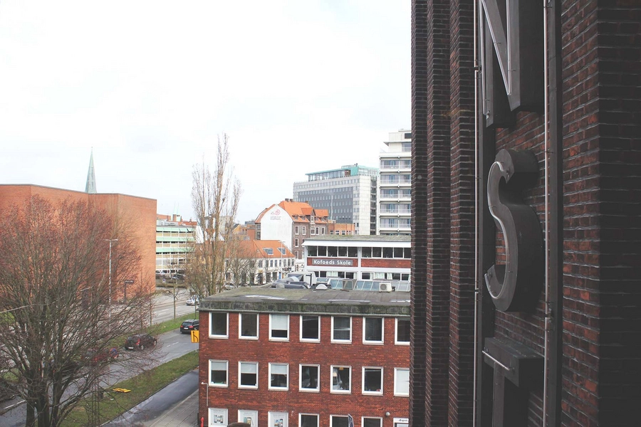 Badeanstalten Spanien Detalje neonskilt på Tårn, samt udsigt