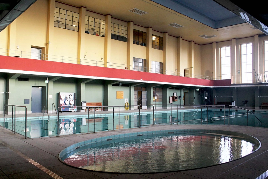 Badeanstalten Spanien De tre bassiner i svømmehallen, henholdvis træningsbassin (28 grader) børnebassin (28 grader) og babybassin (34 grader) samt udkig til grossébad området i de øverste vinduer.