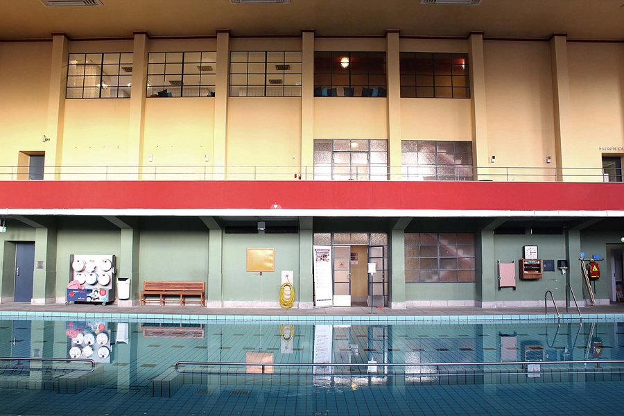 Badeanstalten Spanien De forskellige farver fra vand til loft, er et vigtigt arkitektonisk element i svømmehallen