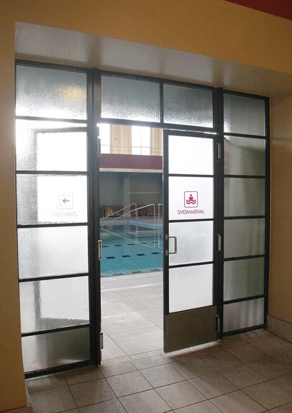 Badeanstalten Spanien Indgangsparti til svømmehallen fra omklædning