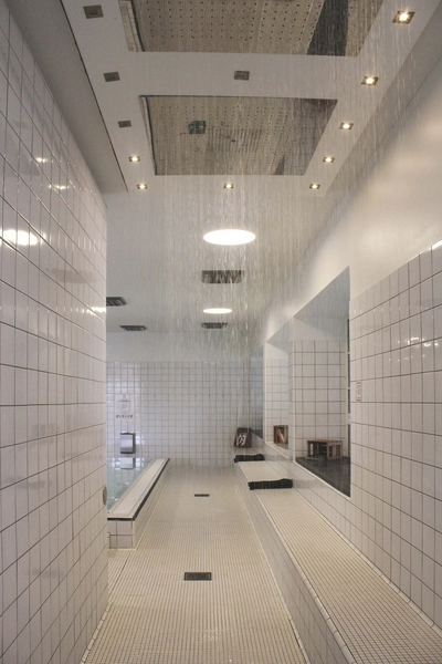 Badeanstalten Spanien "Regnvand"s tunnellen, med skiftevis koldt og varmt vand.