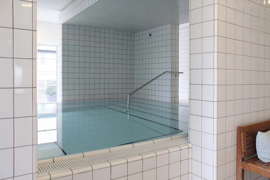 Badeanstalten Spanien Varmvandsbassin (34 grader) med bobler og skiftende farvet lys.