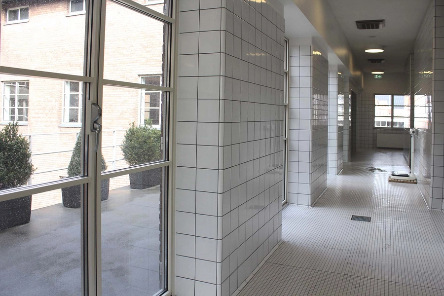 Badeanstalten Spanien Grossébad med lille lukket terrasse til afslapning og solbadning.