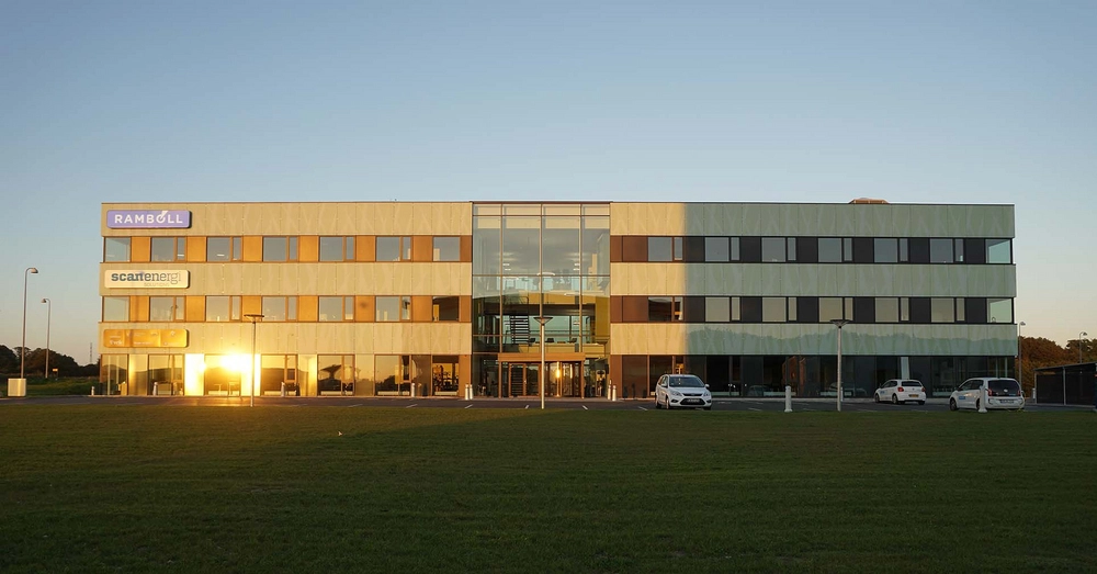 Green Tech House Oversigtsbillede indgangssituation, facade i aftenlys