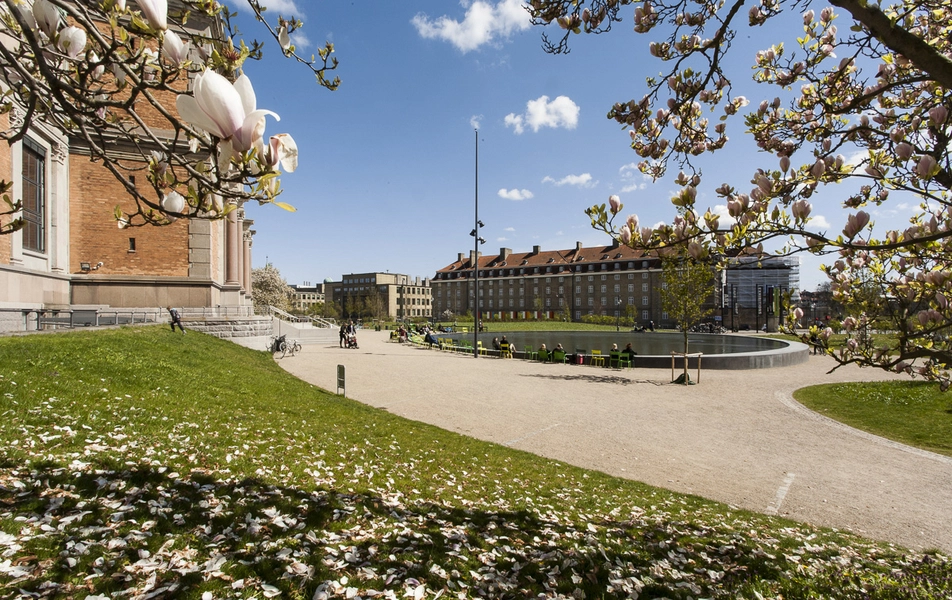 Museumshaven foran SMK Kig mod øst langs museet