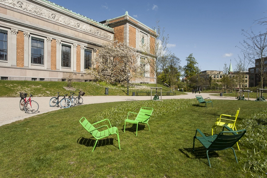 Museumshaven foran SMK Stole og græs