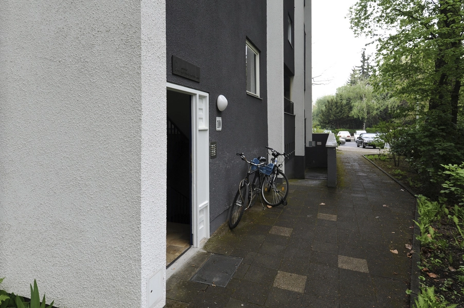 Haus Fisker Indgangsdør og kældernedgang i husets høje del.