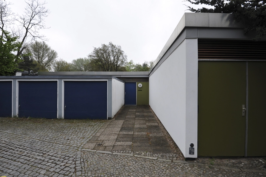 Häuser Jacobsen Mindre hus tilbagetrukket bag garagerne.