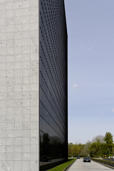 Haus-Vattenfall Østfacade samt til- og frakørselsvej til parkeringsanlæg.