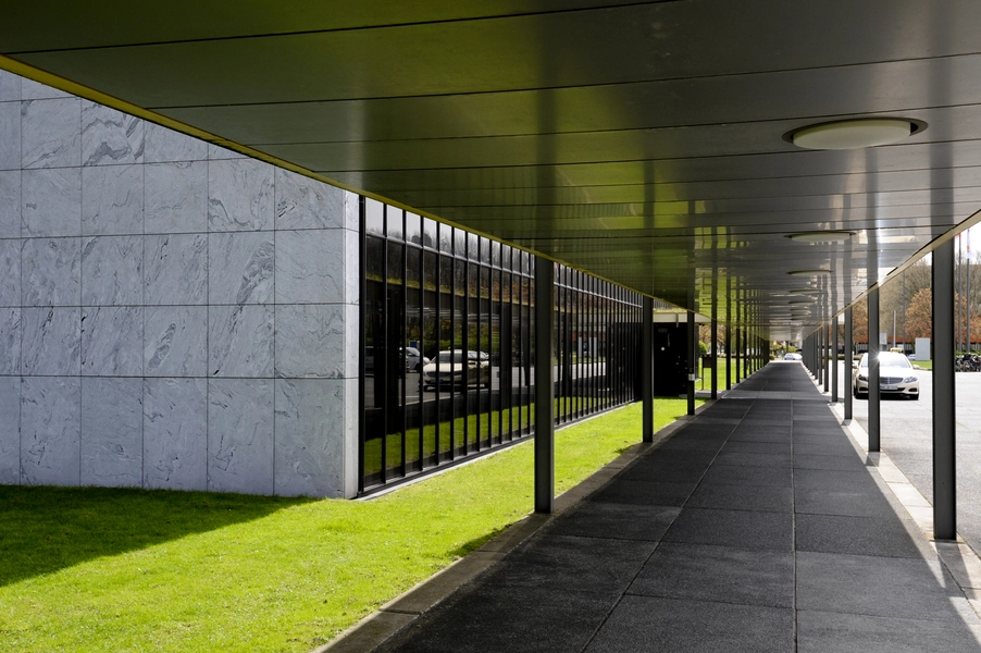 Haus-Vattenfall Pergola langs vestfacade.