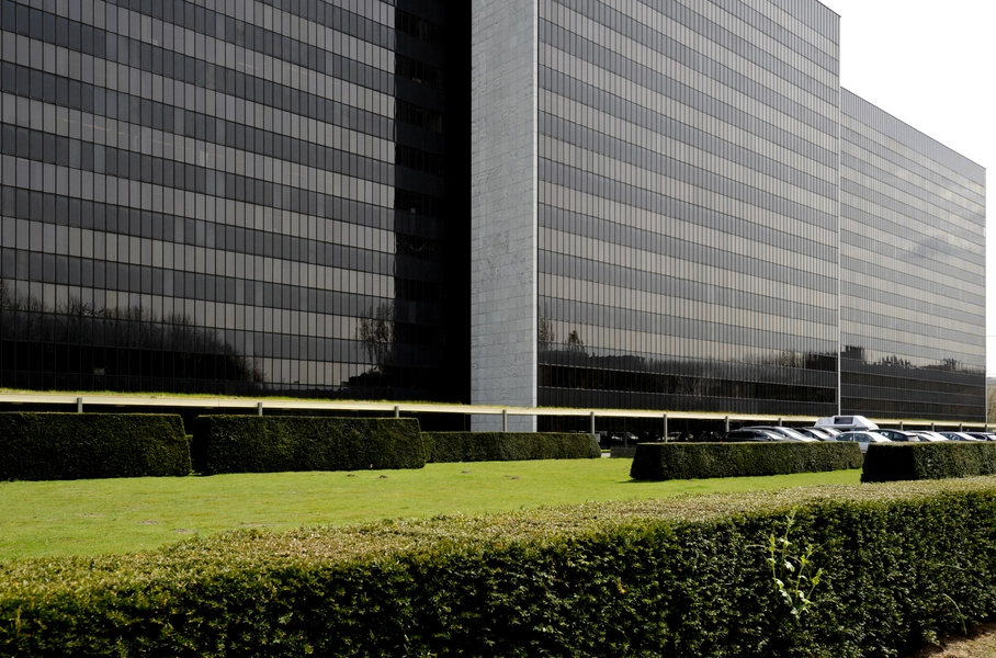 Haus-Vattenfall Vestfacade og haveanlæg.