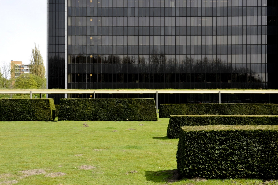 Haus-Vattenfall Detalje af vestfacade med haveanlæg i forgrunden.