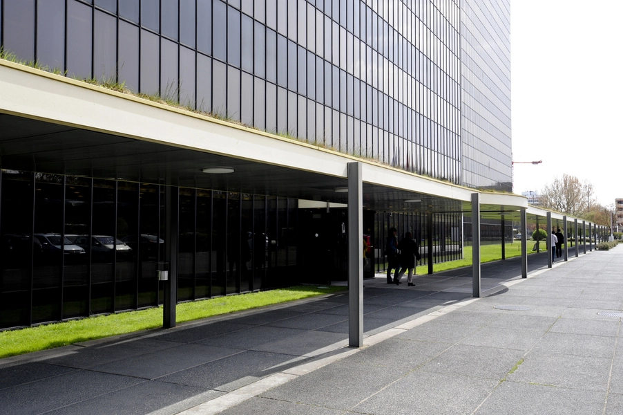 Haus-Vattenfall Hovedindgangen markeret med en bue i pergolaen.