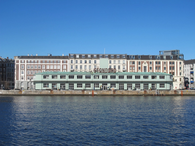 The Standard Set fra øst.