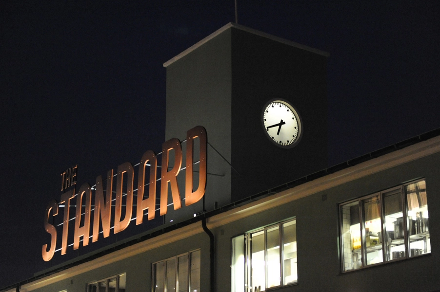 The Standard Logo og tårnur ved aften.