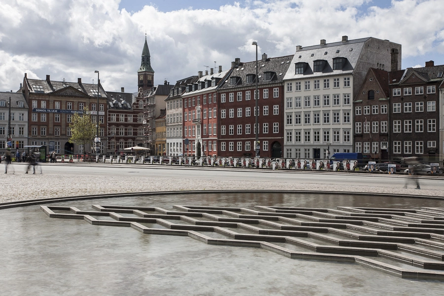Bertel Thorvaldsens Plads Vandkunsten med Nybrogade i baggrunden