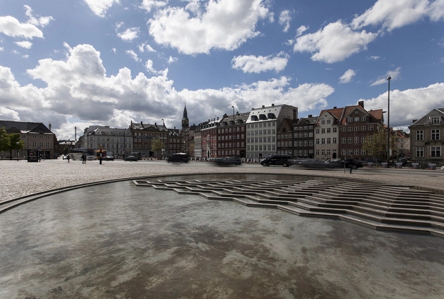 Bertel Thorvaldsens Plads Vandkunsten med Nybrogade i baggrunden 2