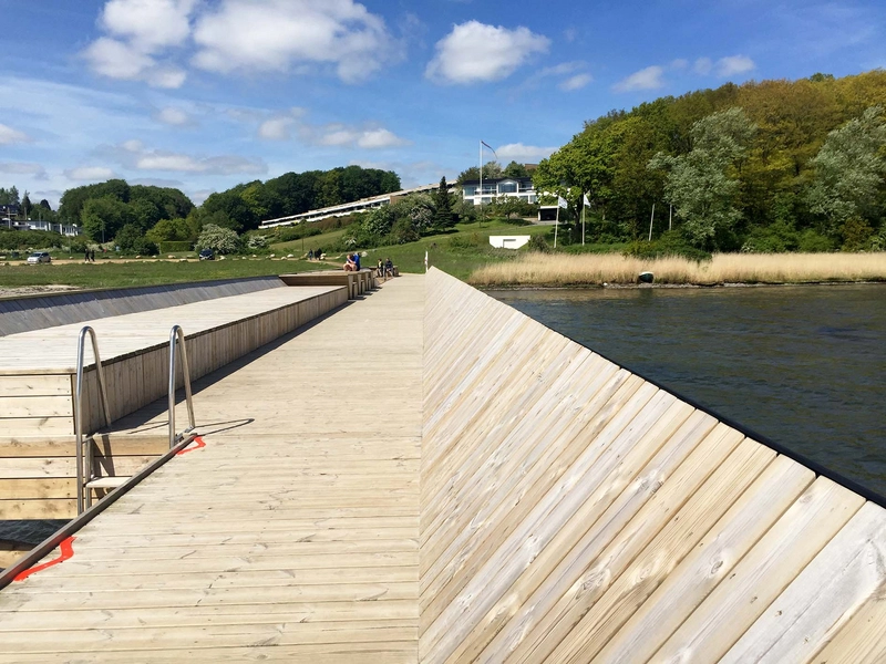 Kolding Fjordbad - Mirror Bridge Blik mod land fra enden af broen