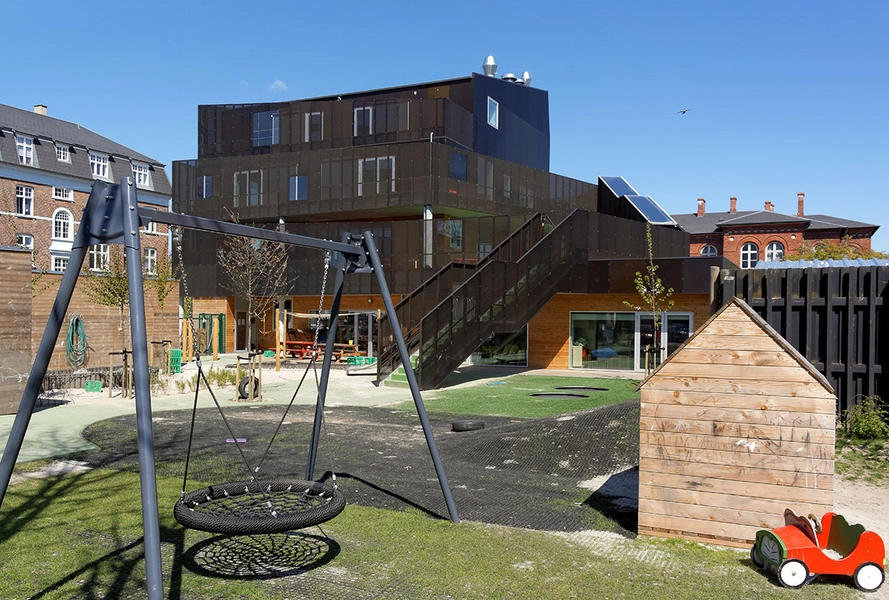 Nykløveret Huset set fra legepladsen