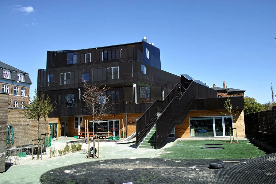 Nykløveret Huset set fra legepladsen