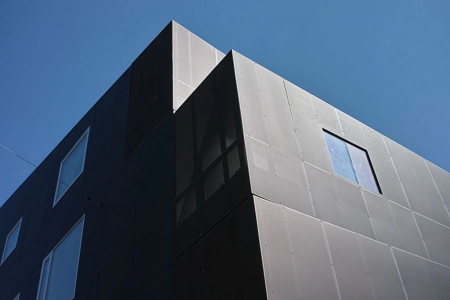 Nykløveret Facadeudsnit, skarptskåret hjørne