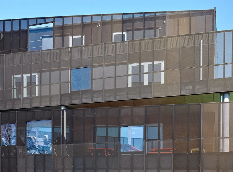 Nykløveret Facadeudsnit, set fra legepladsen