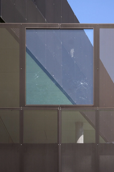 Nykløveret Facadeudsnit, set fra legepladsen