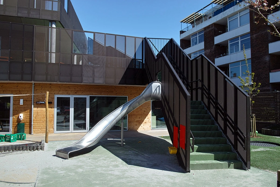 Nykløveret Legeplads, trappe til terrasse