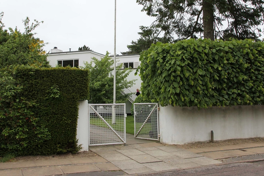 Arne Jacobsens eget hus Kig fra vej
