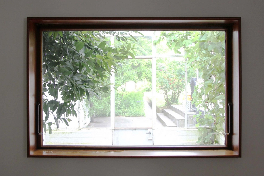 Arne Jacobsens eget hus Vindue fra tegnestue gennem drivhus