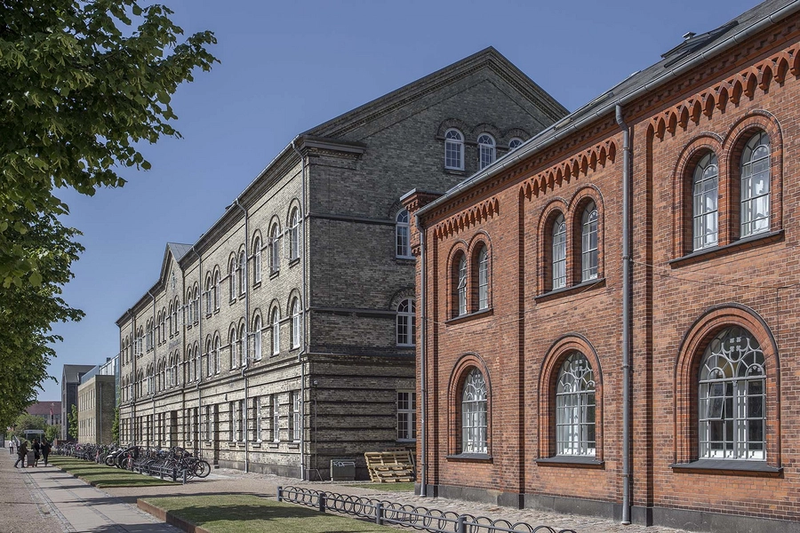 Beklædningsmagasinet - Rainmaking Loft Bygningen set fra nord-øst langs Danneskiold-Samsøes Allé