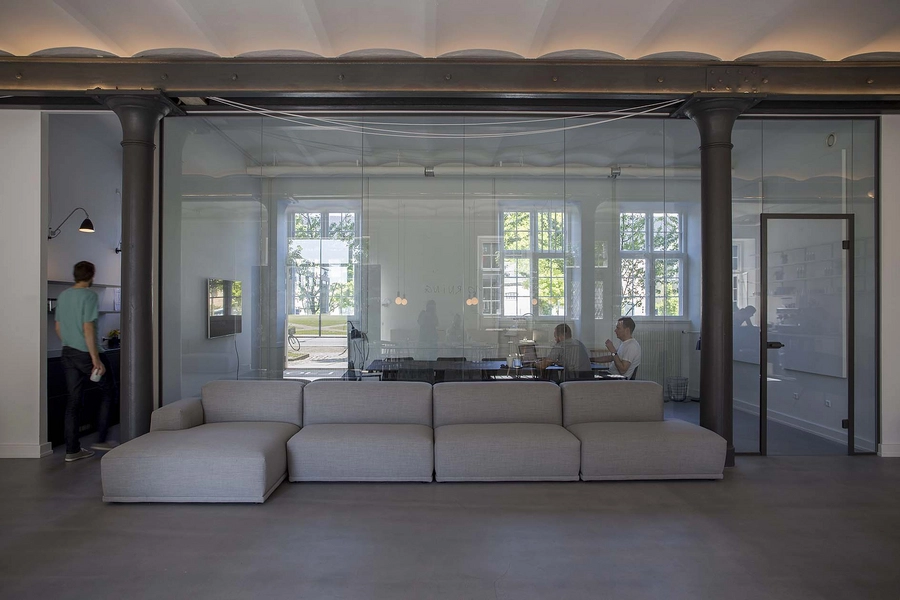 Beklædningsmagasinet - Rainmaking Loft Mødelokale over for entréen